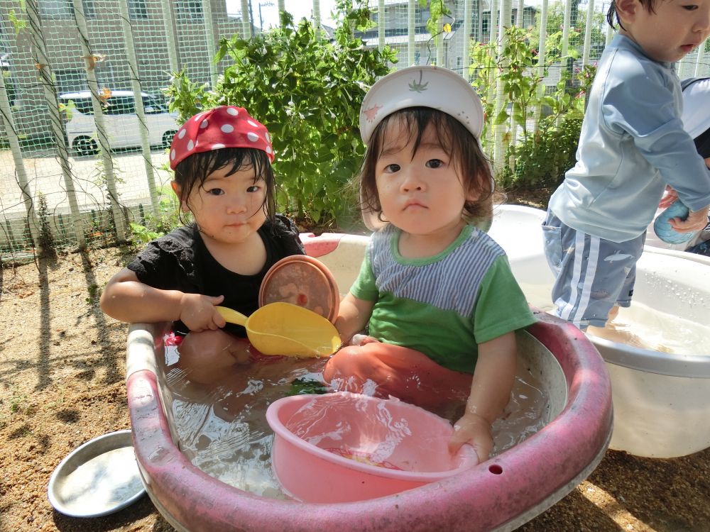 仲良しなNくんと、Hちゃん♪
仲良しとゆうか・・・
ラブラブなんです♡♡
小さなベビーバスだけど、
上手に一緒に入っちゃった♡