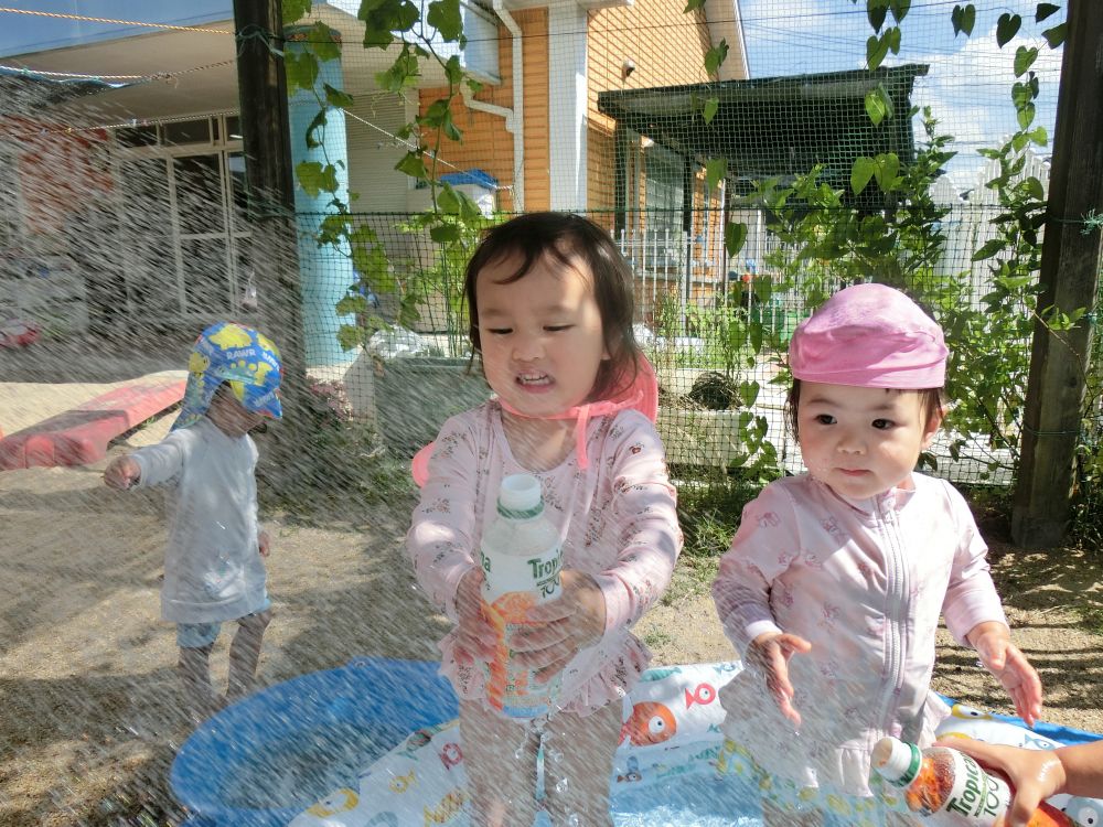 ペットボトルの中に入るかな～？
と、シャワーの水を頑張って入れようとするSちゃん♪