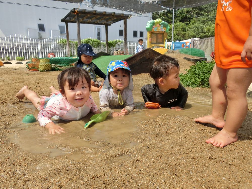 友達と一緒に・・・
全身で・・・
友達と一緒ってのも楽しいね♪

あぁ～水着が・・・ってなっちゃいましたが、
子どもたちの楽しい笑顔見ると・・・☺

お家の方、すみません！！
お洗濯も毎日ありがとうございます☺