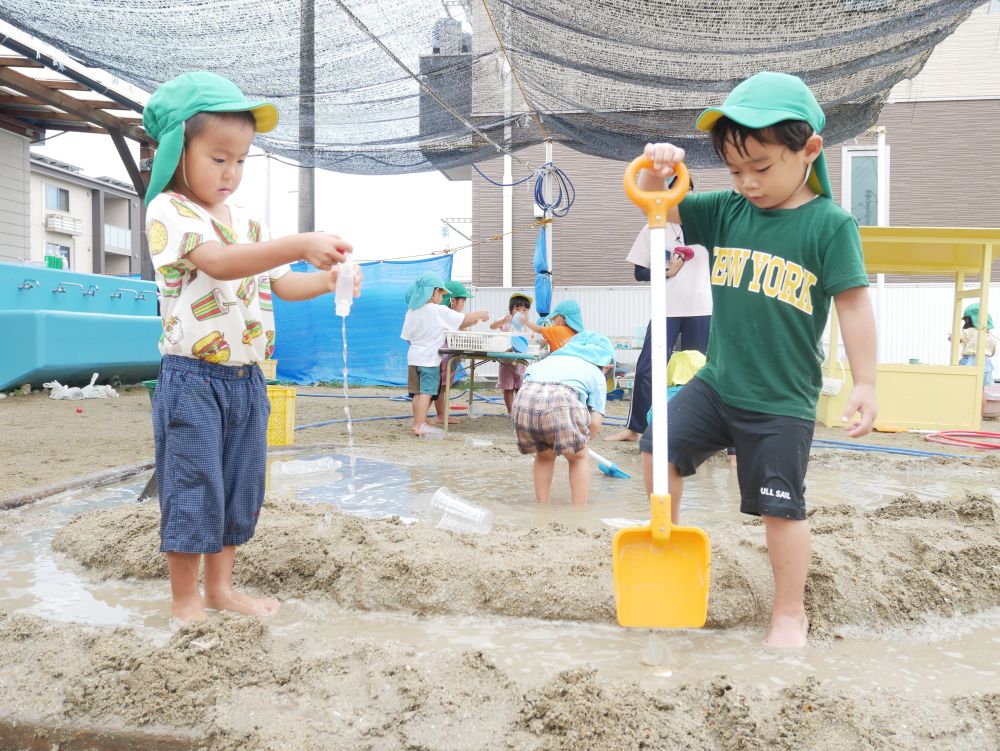 みんなで一緒に遊びをイメージして協力する
友達と協力するからこそ楽しい！！




『ここもっと掘ってみようか！』
『水流れるかね？』
ⅮくんとKくんは道を一生懸命掘っています