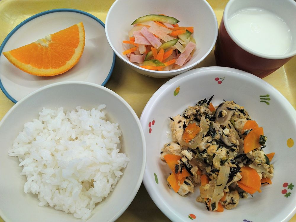 ご飯

炒り豆腐

大根マリネ

オレンジ

牛乳