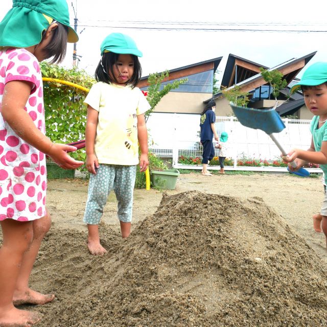 ＊　３歳児　山を作って遊ぼう　＊