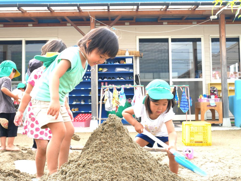 『私も作りたい♡』
友達が作っている姿を見て
Sちゃんも真剣に手伝います