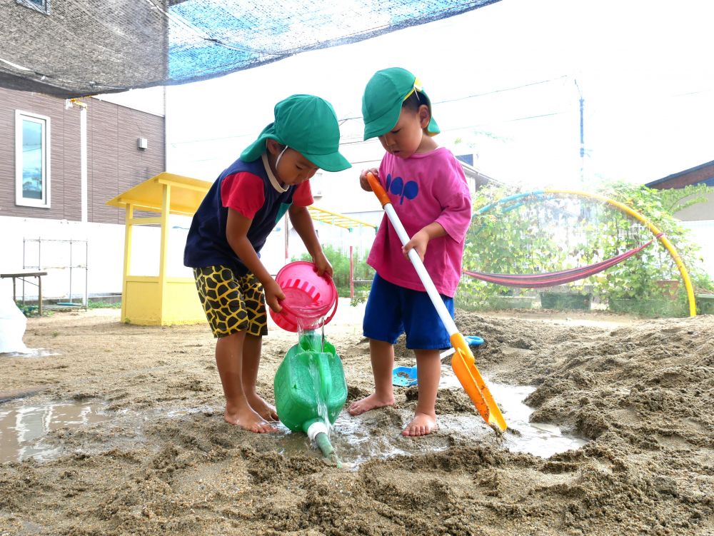 『今日はジョーロで水を流してみよう！』
『いい感じに流れてるね』
写真では伝わりにくいかもしれませんが・・・
まるで川を流れる水のようなのです♡