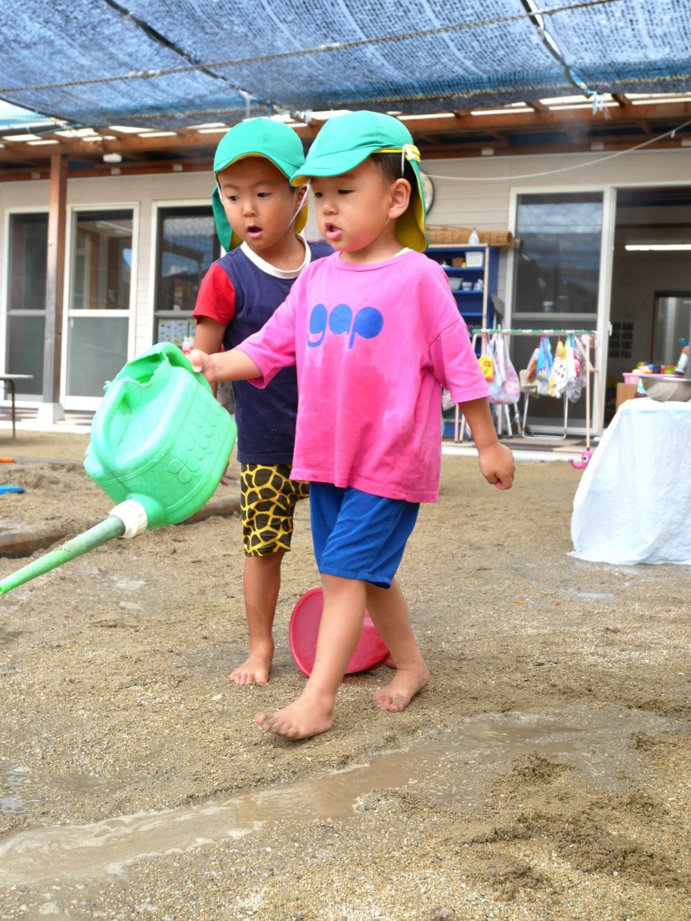 『もっと道を長くしよう』
『今日はどこまでの道にする？』
相談しながら道を作ります
“明日も遊ぼうね”　と可愛い約束をする２人でした