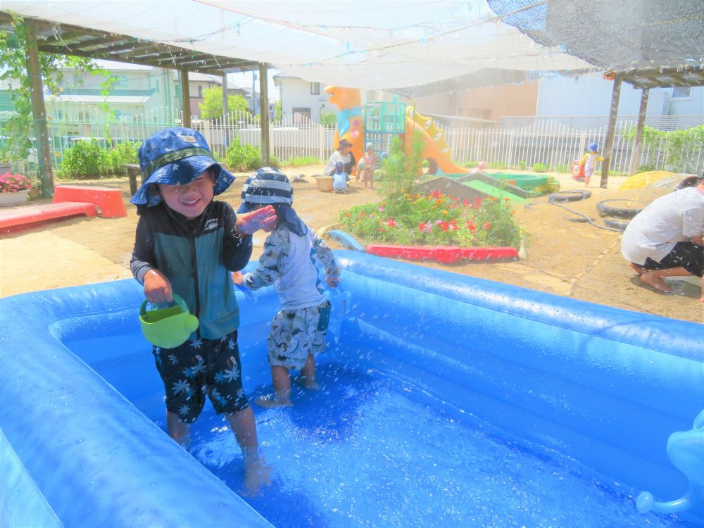 ゾウさんの鼻を動かすと・・・シャワーが遠くまで届いちゃう～

水遊び大好きSちゃん、とっても楽しそう♪
全身で水遊びを楽しんでいます。
