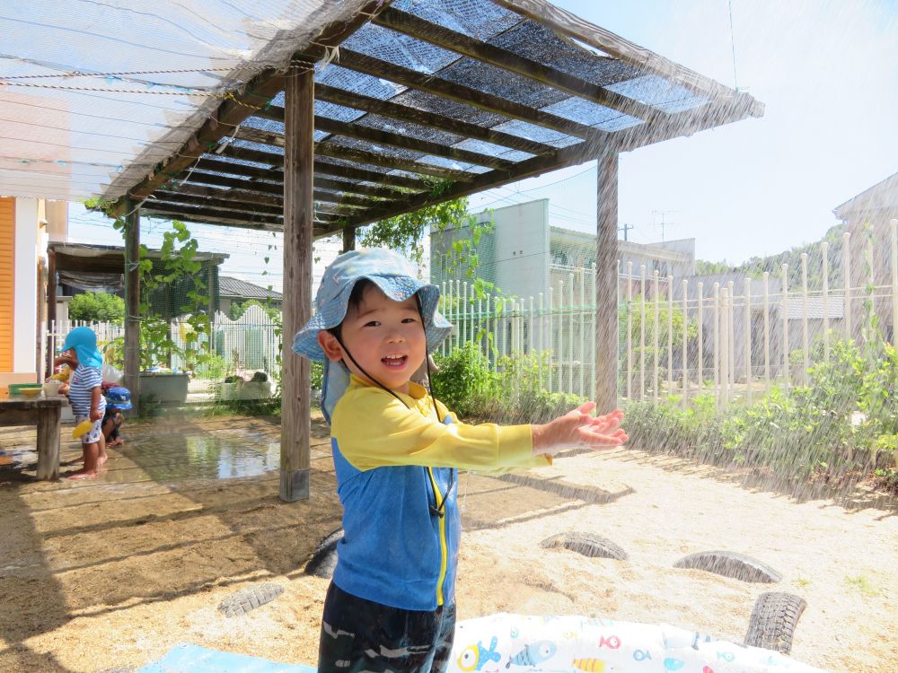 大きなゾウさんプールもいいけれど・・・
小さなおさかなプールも楽しいよ♪

上から降ってくるシャワーも気持ちいい。
