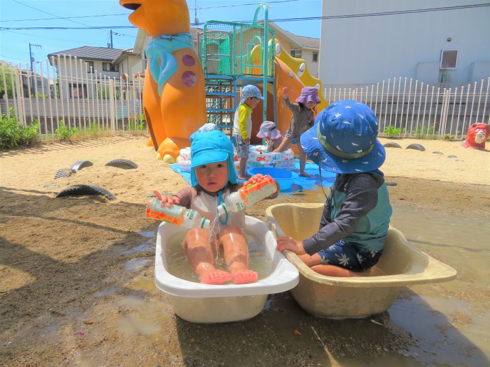 ぼくはこっちが大好き！！

Kくんはベビーバスにどっぷり浸かるのがお気に入りのスタイル。
今日は両手にジュースも持って
「きょうも、さいこ～！！」