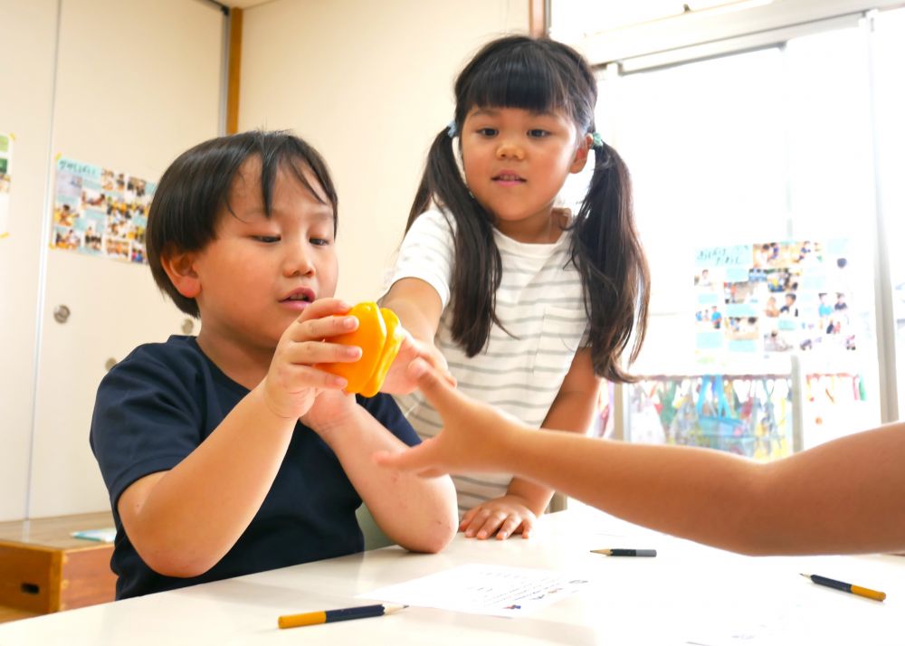 自分たちで夏野菜を育てる中で
苦手な野菜に挑戦したり…
生長の変化に気付いたり…
食育にも興味を持っています



夏野菜をプールに入れると
浮くのか？沈むのか？
みんなで実験をしました

「かるっ！！」　「絶対浮くよ！！」
触ったり持ったりしながら
重さを確認して考える…