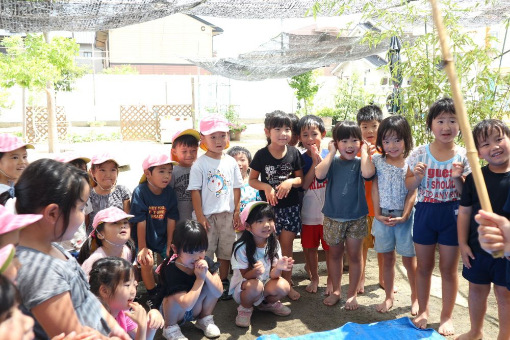 「先生もやってみてー！」
「先生がしたらぱっかーんって割れそうじゃもん！」

子どもたちも保育教諭も一緒に
スイカ割りを楽しみました♡