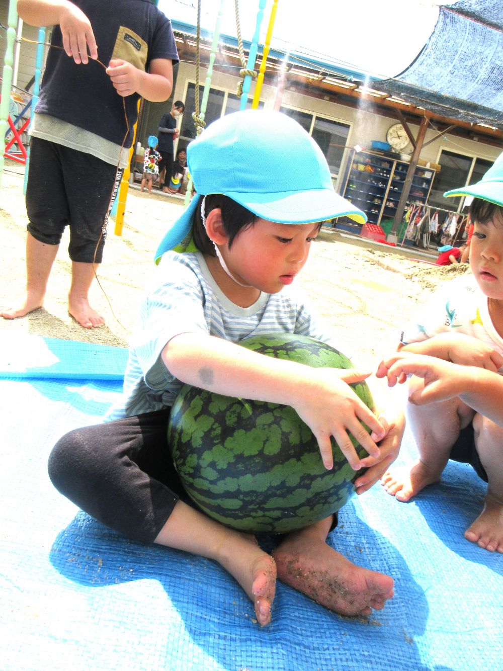 大きなすいかを触って楽しむYくん
何度も何度も触ったり・・・見たり・・・
『早く食べたいな～♡』
