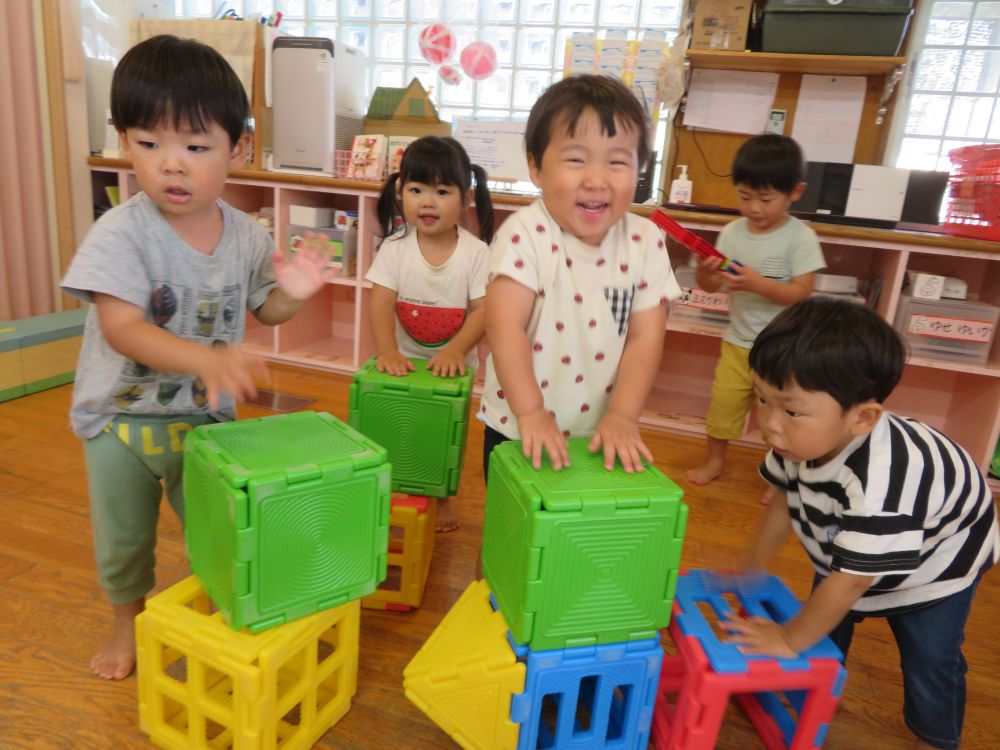 大型ブロックをふたつ重ねると・・・太鼓の完成！
ドンドコ叩いていると、お友達が集まってきたよ。
一緒に遊ぶの、楽しいね！！