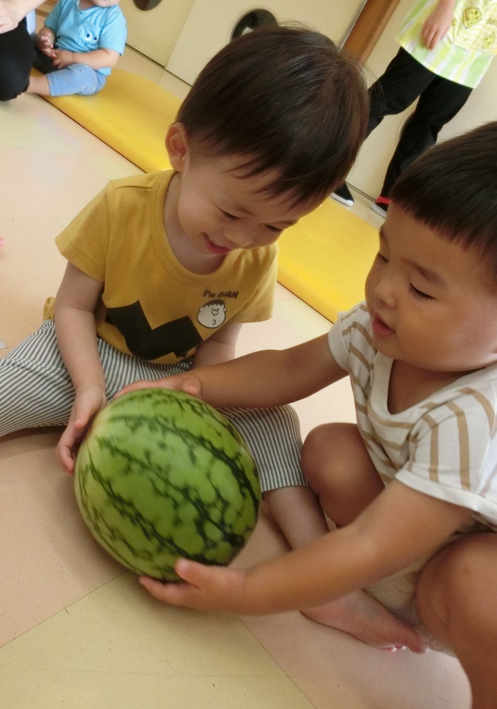 8月食育

今月は・・・
🍉すいか🍉

「これなーんだ？」と、みんなに聞くと・・・
「すいかー！！」と、元気に答えてくれました♪
よく知ってるね♪

よし！持ってみよう！！
友達と一緒に持ち上げてみる♪
・・・重たい。