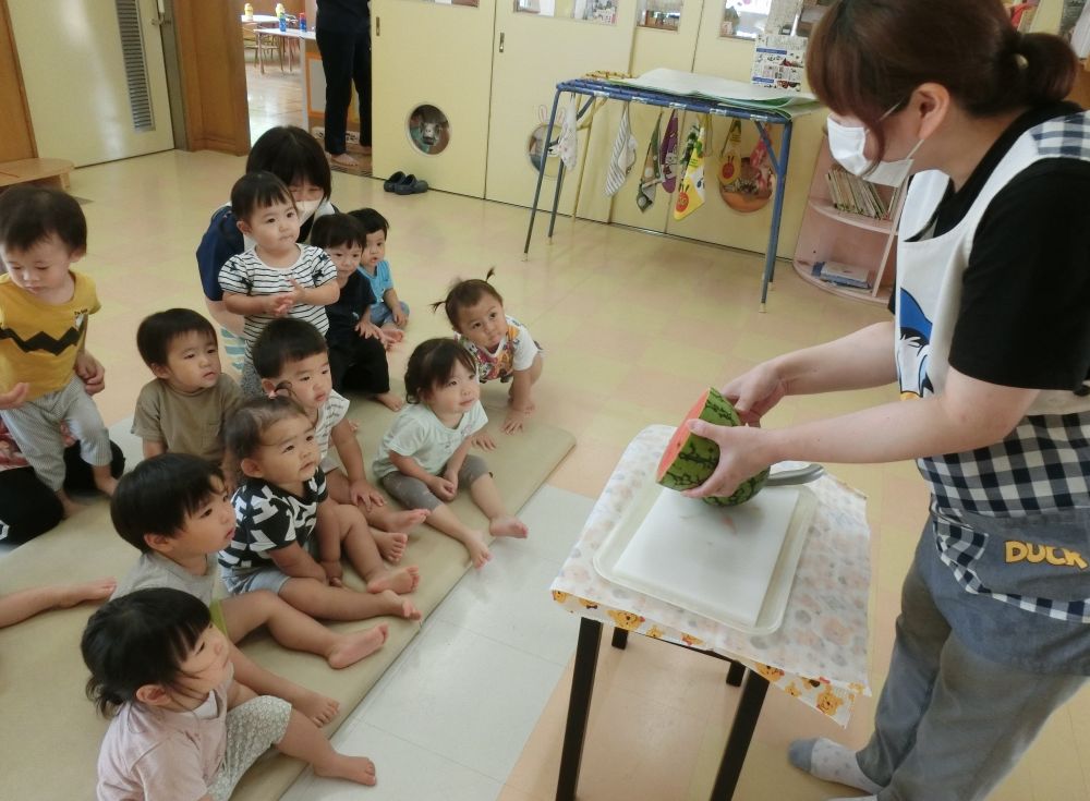 最後に給食先生に切ってもらったよ♪

給食先生　「中は何色だと思う？」
みんな　「きいろ！あお！あか！」

みんな色んな色を知ってるね♪

なかなか１玉を割ってみることがなく、
みんな興味津々で見入っていました🍉


