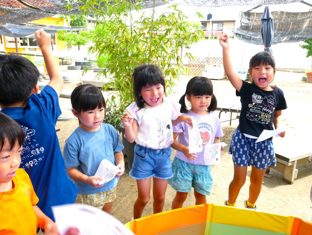 「浮いた！！やったー、正解♪」
「これ沈んどる？浮いとる？」
「なんで小さいのに沈むん？」
「絶対浮くと思った！！」


正解すると大喜び♪
違っているとなんでだろう？
と不思議に思い、考える