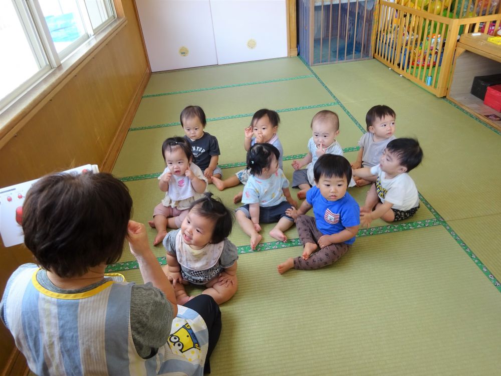 ０歳児　ウサギ組
　『だるまさんが』

『だるまさんが』のリズムにのって、体を左右に動かすと
子ども達も一緒に体を揺らしてくれます。
だるまさんが・・・ドテッと読みながら倒れると子ども達も真似してドテッ！
絵本の絵を見ただけで倒れるお友達も♡
子ども達の大好きな絵本の１冊です。