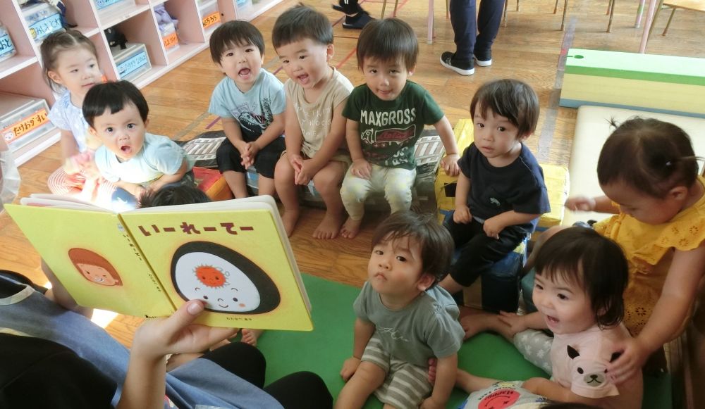 1歳児　ヒヨコ組
　　『いーれーてー』

うめぼしさんが、「いーれーてー」と言って、
おにぎりさんの中へ♪
他にも、牛乳がコップの中へ・・・
ソーセージがパンの中へ・・・

「いーれーてー」　「いーいーよー」
の、簡単なやりとりですが、
みんなとっても上手に真似っこして言っています♡

食べ物の名前もよく覚えていて、
次は「○○！！」と、順番も覚えています😀