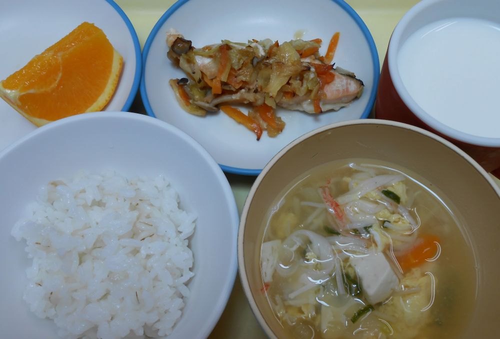 麦ご飯

鮭のちゃんちゃん焼き

カニカマとえのきのスープ

オレンジ

牛乳