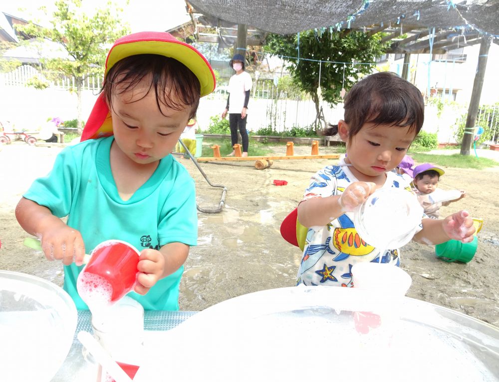 ままごと遊びを楽しむYくんとKちゃん
Yくんは水を入れたコップに上から泡をトッピング♪
Kちゃんは泡をどんどんコップに移して・・・

「できたよー！！」
満面の笑みで友達や先生に見せてくれたふたり♡
ステキなごちそうができたね