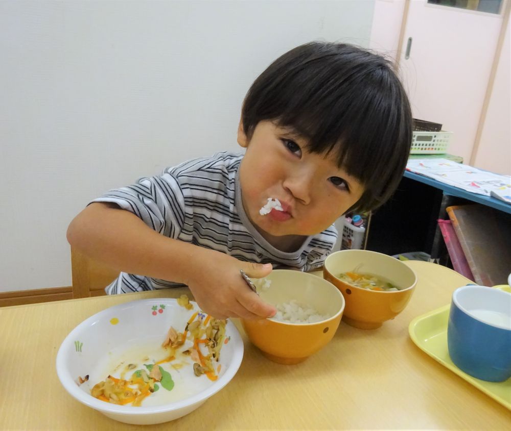 トントントン・・・

クマヒヨコさんのお部屋を覗いてみるととっても静かに給食時間を過ごしていました。

｢みんな食べてるかな♡　美味しいかな～｣
声をかけてみると、

｢さかなおいしいーー｣
｢みてみてー食べたよー｣

と元気な声が返ってきました。

