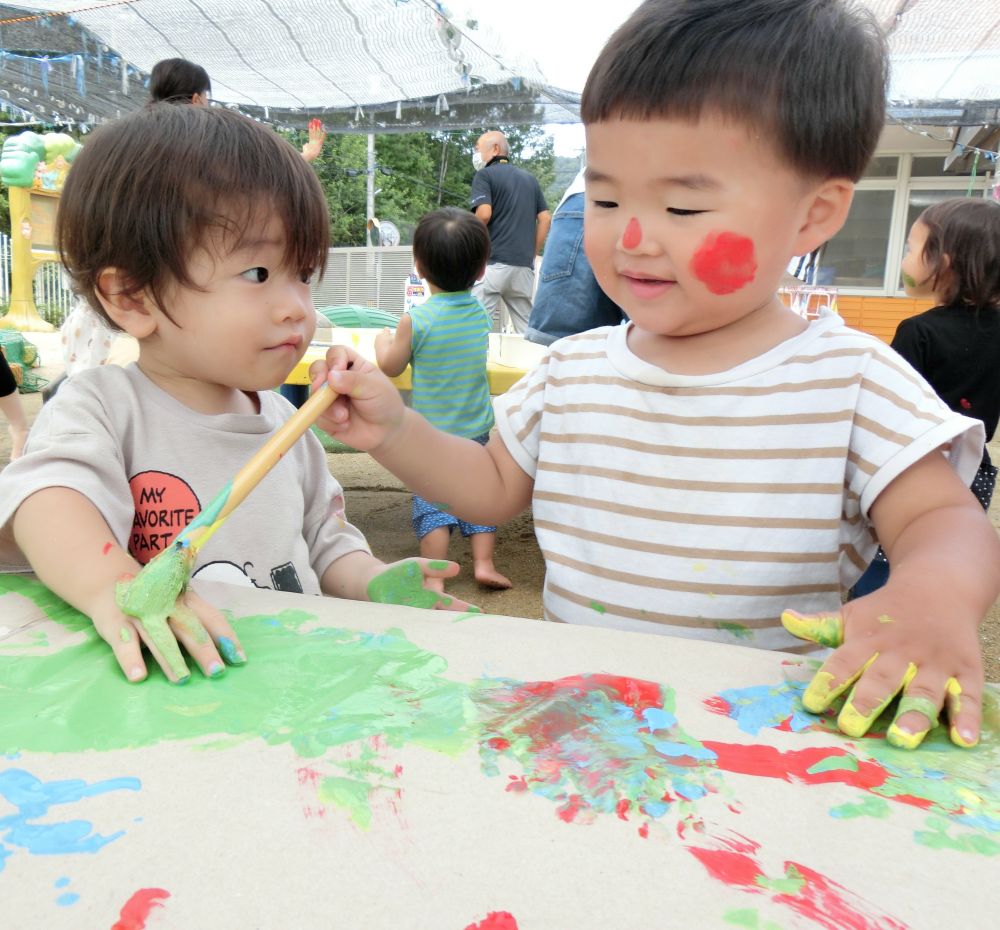 友達にもぬりぬりぬり・・・

塗る方も、塗ってもらう方も楽しそう♪
