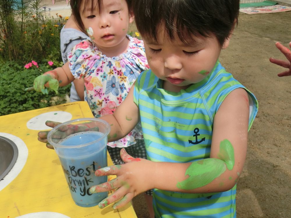 Ａくんは、水色を入れて・・・・
お水も入れて・・・

さっぱりサイダーの出来上がり♪
本当に飲みたくなっちゃうくらい美味しそう♡