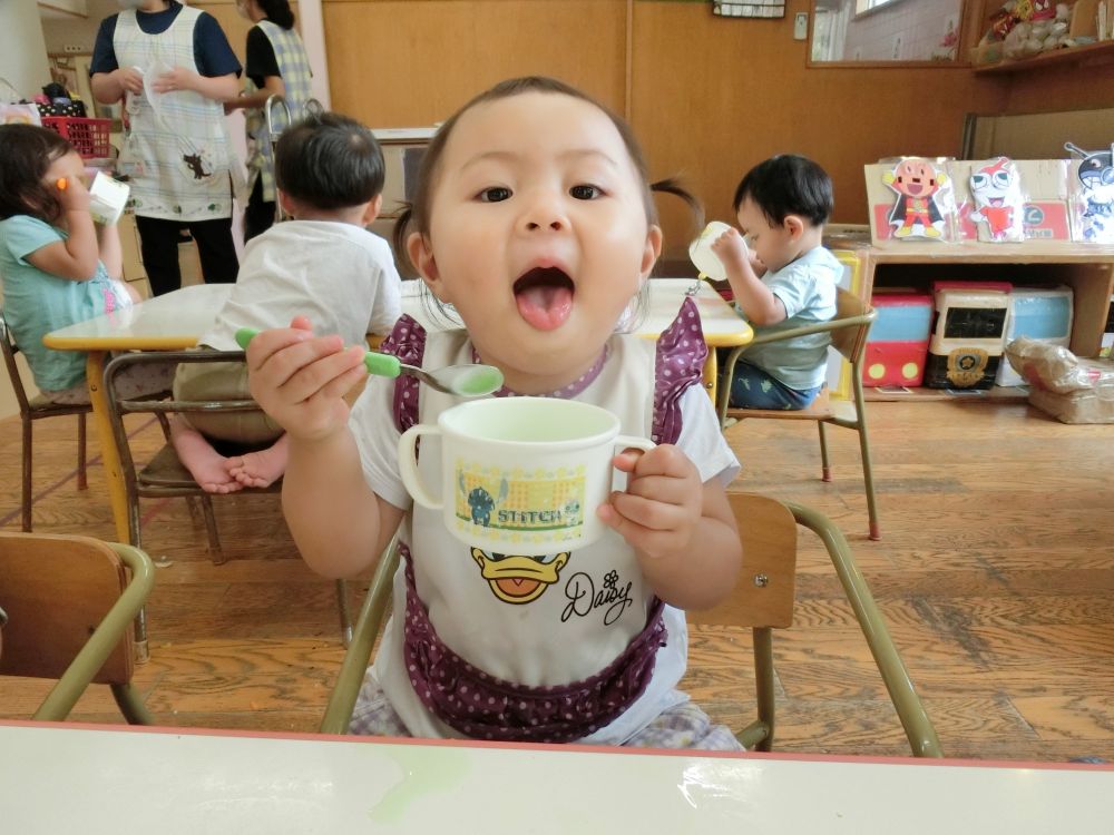 Ｋちゃんは、メロンのシロップかーけて～♪

・・・みどりになっちゃた♪・・・ベー♪

大好きな「がりがりカキ氷」の歌を歌いながら、
最後のベーもとっても上手にやってくれました☆

とっても美味しかったね♡
「松浦先生ありがとうございました♡」と、
お礼も上手に言えたヒヨコ組さんです♪