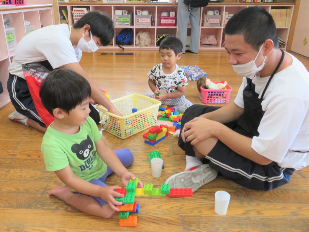 ８月２２日～２４日、栗原中学校のお兄ちゃんとお姉ちゃんが職場体験に来てくれました。
最初はどう接していいかわからない様子でしたが、子ども達の方から
「お兄ちゃん一緒に遊ぼう！」
と積極的に話しかけ次第に笑顔になっていました。