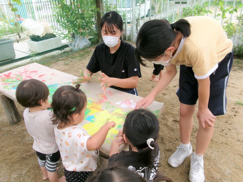 ２日目になると名前も覚えてお姉ちゃんの方から遊びに誘う姿も・・・
「Rちゃん、ぐるぐるしてみる？」
「いろんな色だね・・・」
お姉ちゃん、お兄ちゃんの笑顔に子ども達も安心して楽しんでいました♡