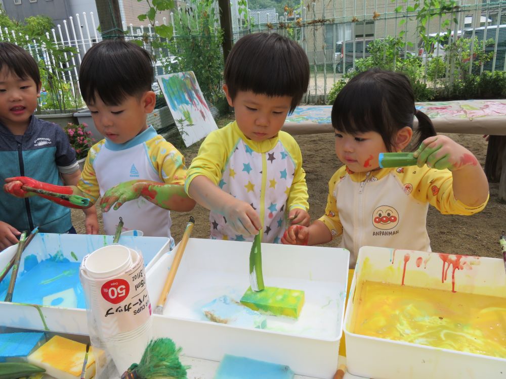 次はオクラにしようかな、スポンジにしようかな

「ぼくは自分にかいてみよう～」
今日は汚れを気にしないで思いっきり絵の具で遊べるね。
（お洗濯、ありがとうございます）
