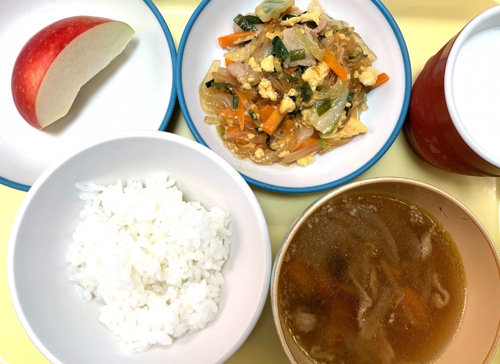 ご飯

ニラ玉春雨

豚もやしスープ

りんご

牛乳