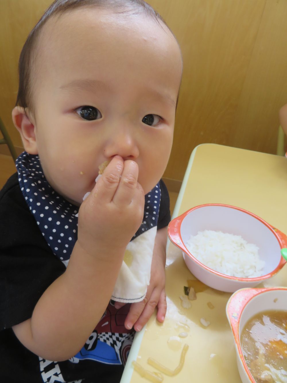 まだまだ暑い日が続きますね。
8月に入ってから、子どもたちも少し夏バテ気味なのかご飯が残ったり、食べる量が減ったりする子もいました。
それでも頑張って食べたり、食べられる量をしっかり食べている姿が見られます♪

今日も給食の時間にウサギ組さんから見に行ってみました。
離乳食の子、普通食に移行した子と給食の形態も様々ですが、それぞれ一生懸命集中して食べていました♪
Sくんも少しずつ手づかみ食べができるようになってきましたよ♡