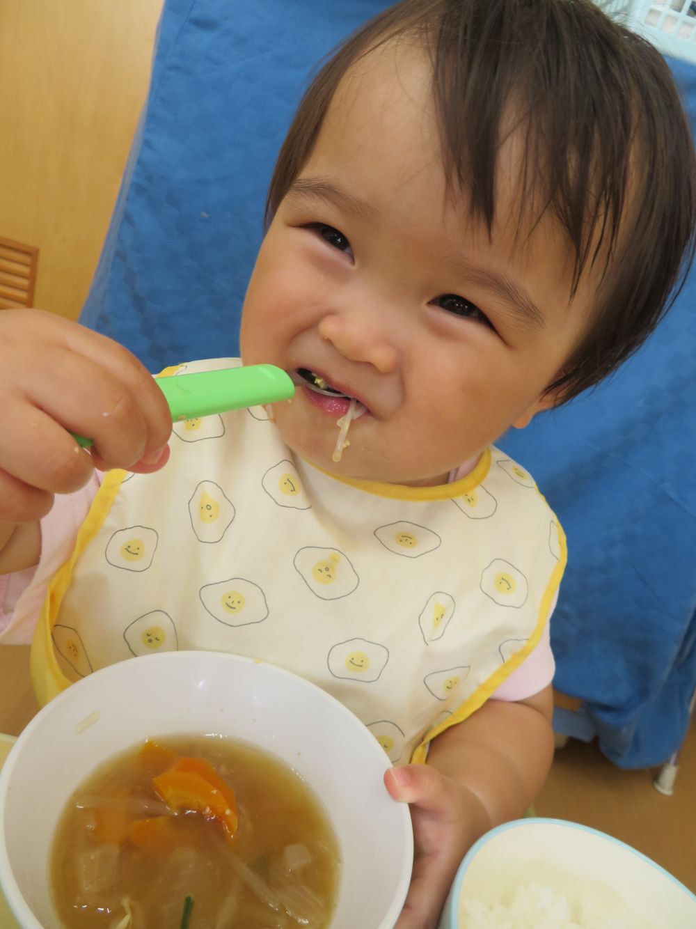 モグモグの練習をしたり、手づかみで食べれるようになったり、スプーンを使えるようになったり・・・
1人ひとりの成長を感じます☺

ヒヨコ組さんの所に行ってると、みんなニコニコ食べていました♡
スプーンを上手に使って、すくって食べて・・・
「美味しいよ」の笑顔を見せてくれました♡
