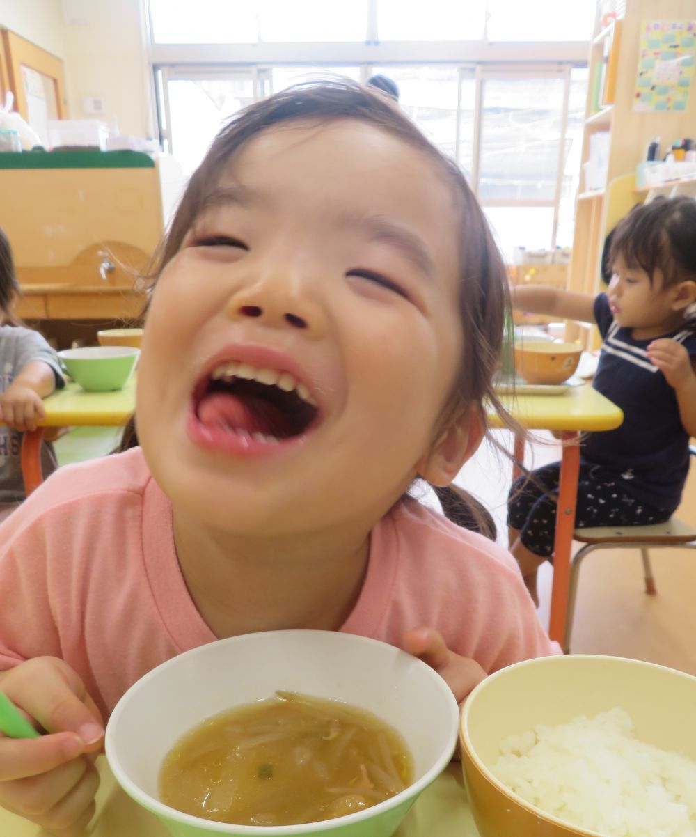 最後はクマ組さん。
「食べるから見てて！」「見ててよ～」
と大きなお口を開けて食べる姿を見せてくれました♪
「お野菜すきなんだ～」と教えてくれる子も♡
おかわりもして大きくなるね！

毎日みんなの笑顔が見れてうれしいです♡

