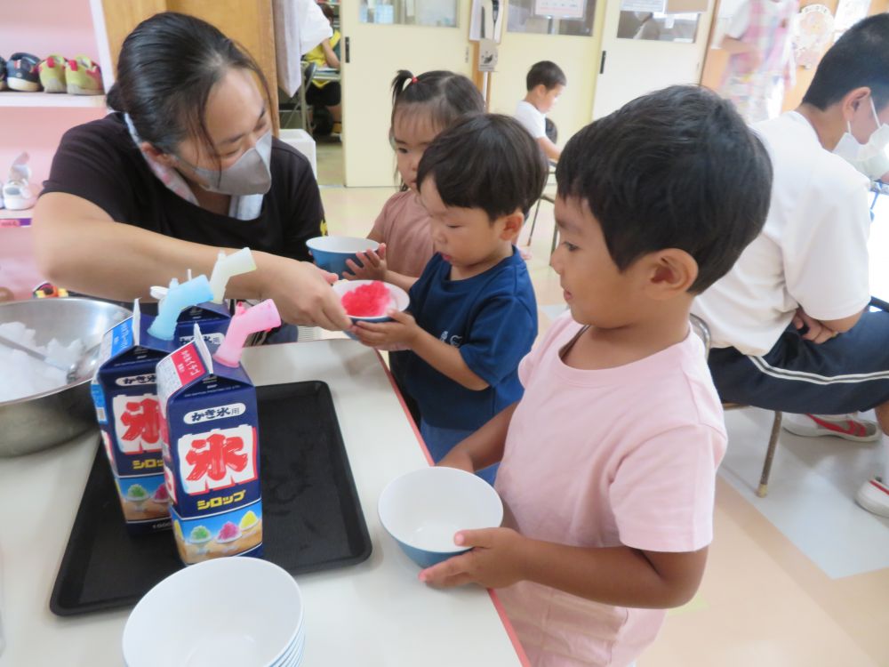 朝からず～っと、楽しみにしていたかき氷。
給食後のお楽しみ♡

「かきごおりくださ～い！」
カップを持ってかき氷屋さんへ。
好きなシロップを選んで掛けてもらいます♪