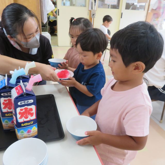 かき氷やさん、いらっしゃぁ～い！！　～2歳児　クマ組～