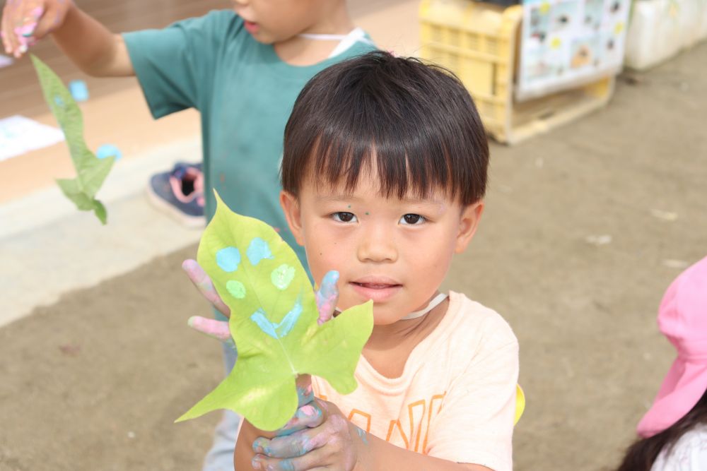 絵具遊びも広がりを見せてくれます

ちょうどよい大きさのアサガオの葉っぱを使ってお絵描き
「Ｋ君のお姉ちゃん」だそうです
その後家族みんな分を作っていました