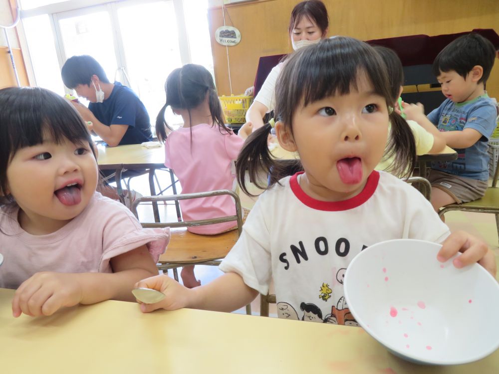 かき氷をたべたら、もちろんこのポーズ。
ベロは・・・何色になったかな？