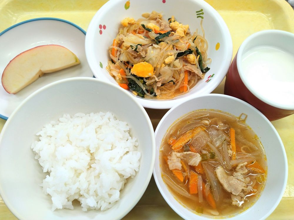 ご飯

ニラ玉春雨

豚もやしスープ

りんご

牛乳