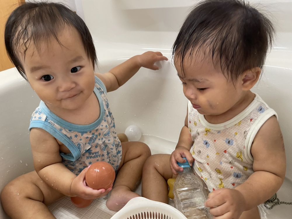 みんな水にも慣れてきて、顔にかかってもへっちゃら
お水をピチャピチャとしてみたり・・・