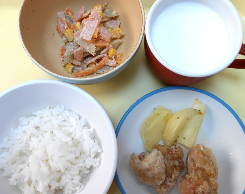 ご飯

鶏の昆布茶あげ

焼ポテト

ごぼうとコーンのサラダ（マヨドレ）

牛乳

