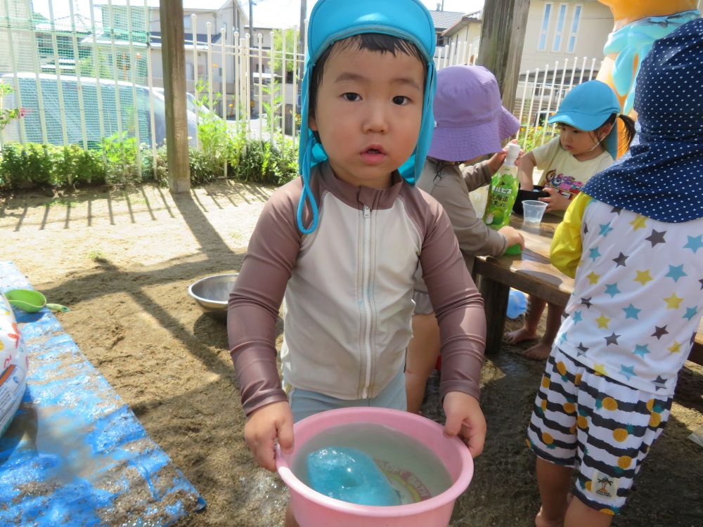 「みてみて！！」
お水と一緒に入れると、水の色が変わってきたよ！？
あそびの中には不思議がいっぱいだね。
