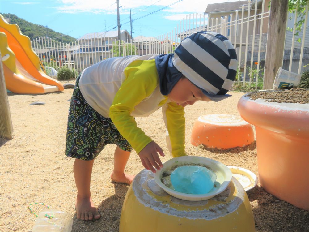 やっとの事で大きな氷を運んで来たIくん。
冷たくて、何度も置いて休憩しながら持って来ました。

大事そうにお皿にのせて
あれ？？お皿に入れて持つと冷た・・・くないかも
そんな発見もあった氷遊びでした♪


