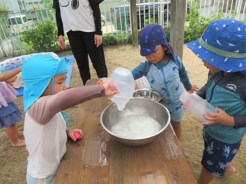 あわ遊びも楽しいよ♪
細かくした石鹸に水を入れて
