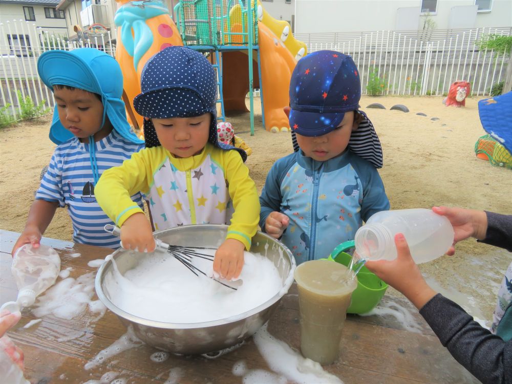 泡だて器でまぜまぜ～
ふわふわの泡の出来上がり♪