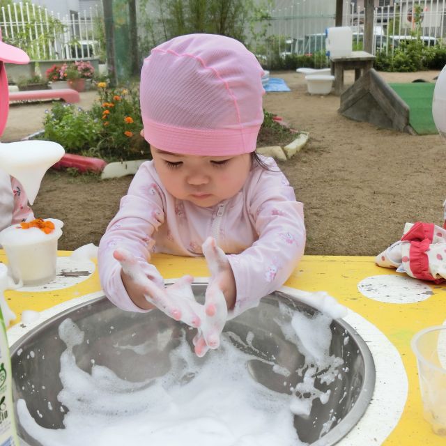 泡遊び　～１歳児　ヒヨコ組～