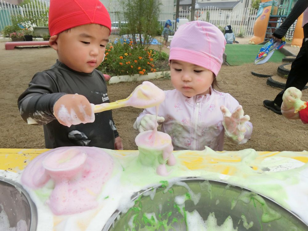 こちらは・・・

赤色のいちご味🍓
緑色のメロン味も混ざってるね🍈

遊びの中で、色も覚えてきています♪
