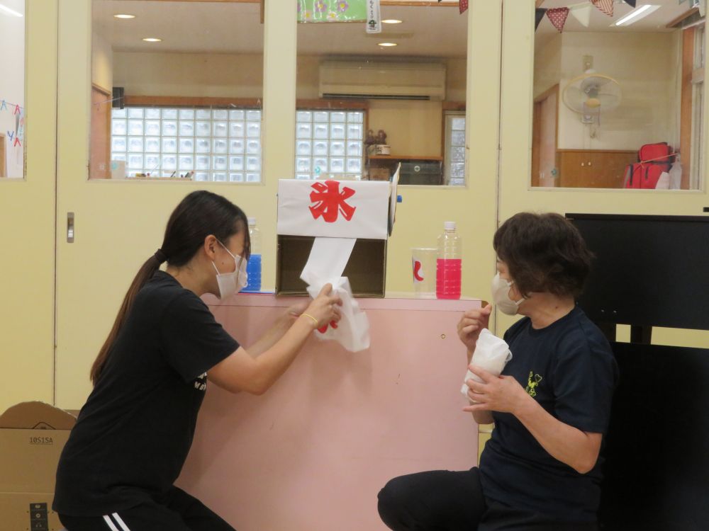 お楽しみの出し物は・・・

みんな大好き「かき氷」
今日はかき氷を作りますよー！！
先生お手製、手作りかき氷器登場！！！

お歌に合わせて・・・
ガリガリガリガリ♪かき氷♪

