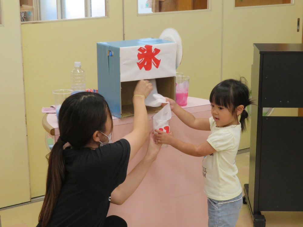 今度は、クマ組さんがかき氷作りに挑戦♪

お歌を歌いながら～・・・
氷がたくさん出てきたよー！！！