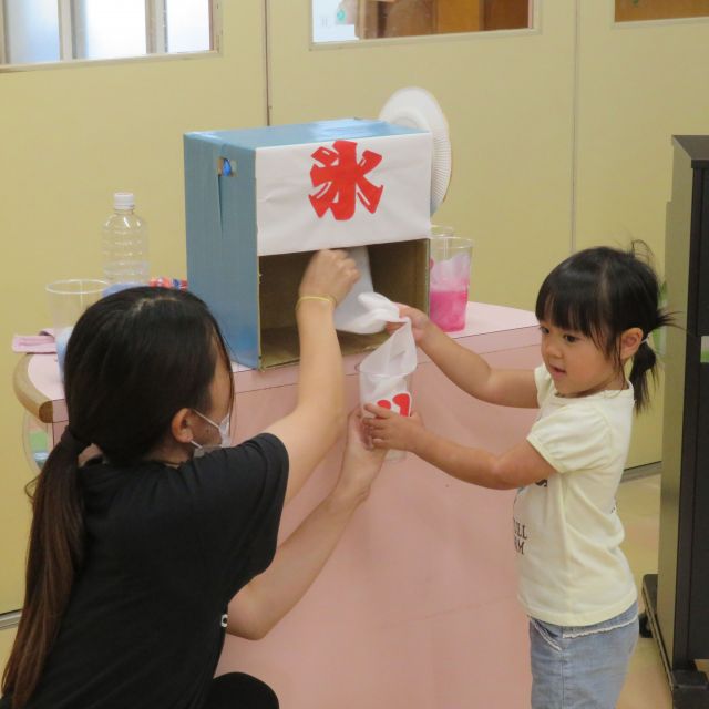 お誕生日会②　　～かき氷作りに挑戦～